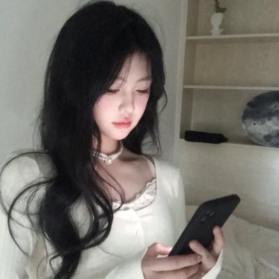 黑白照片的少女